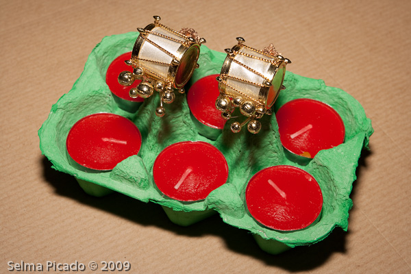 Castiçais feitos com as caixas de ovos.