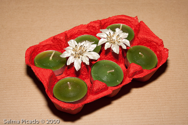 Castiçais feitos com caixas de ovos.