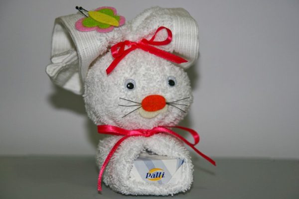 Coelho feito com a técnica da toalha. Uma prenda linda para o Natal